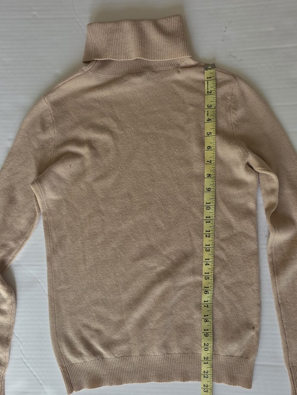 Bloomingdale's beige Cashmere Turtleneck Sweater Quiet Luxury Minimalist Cozy - Picture 6 of 8